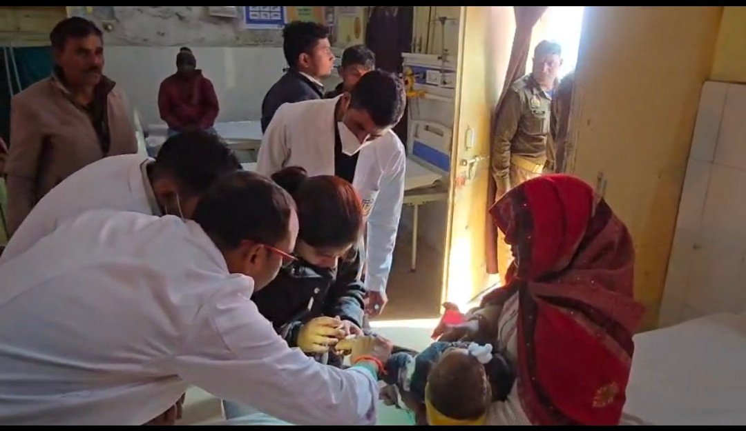 रायबरेली: रायबरेली में दर्दनाक सड़क हादसा, महिला की मौत, पति व मासूम बेटी गंभीर घायल