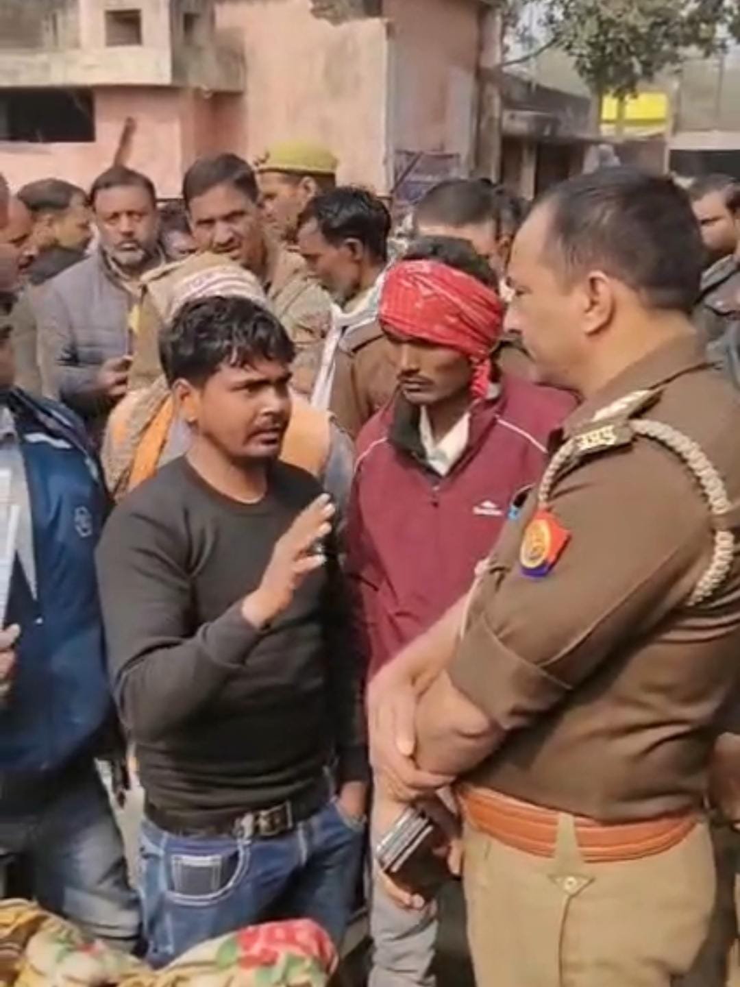 ऊंचाहार: बिजली फाल्ट ठीक करते समय झुलसे लाइनमैन के परिजनों का हंगामा, 60 लाख मुआवजे की मांग