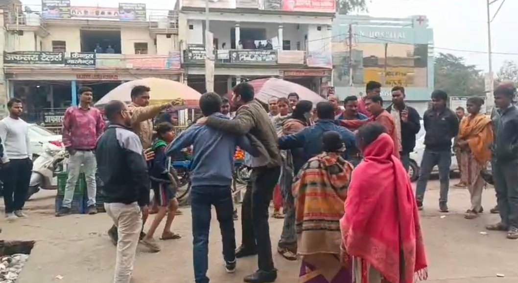 रायबरेली : सरेआम मारपीट का लाइव वीडियो वायरल