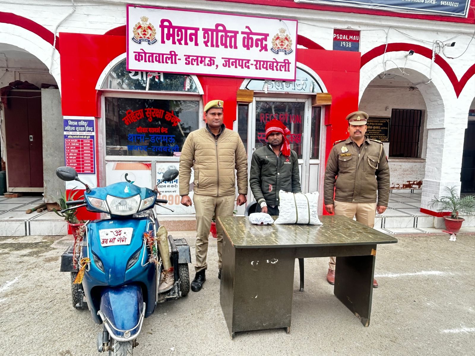 रायबरेली-डलमऊ पुलिस ने 1100 ग्राम अवैध पोस्ता छिलका के साथ अभियुक्त को किया गिरफ्तार, स्कूटी भी बरामद