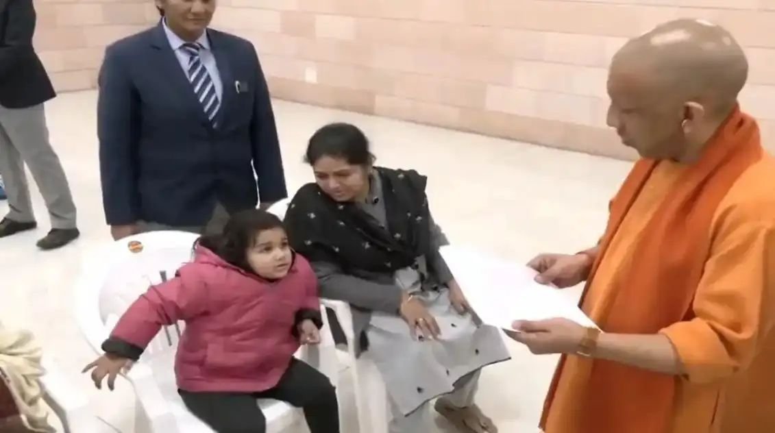मेरा एडमिशन करा दो.' CM योगी के सामने अड़ गई मासूम मुस्लिम बच्ची, फिर जो हुआ जीत लेगा आपका दिल!