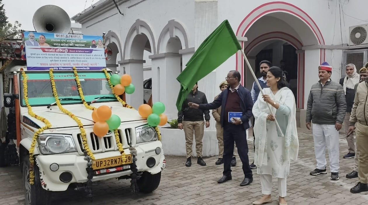 रायबरेली-डीएम ने प्रचार वाहनों को हरी झण्डी दिखाकर किया रवाना