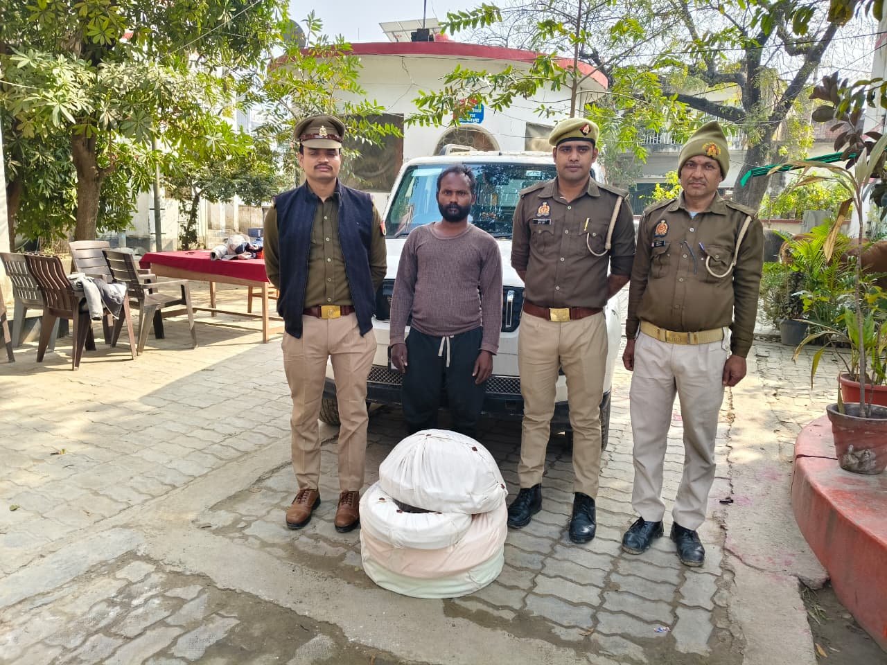 रायबरेली-ऊँचाहार पुलिस की बड़ी सफलता:गाजी ट्रेडर्स में हुई चोरी का खुलासा, स्कोर्पियो सवार शातिर चोर गिरफ्तार