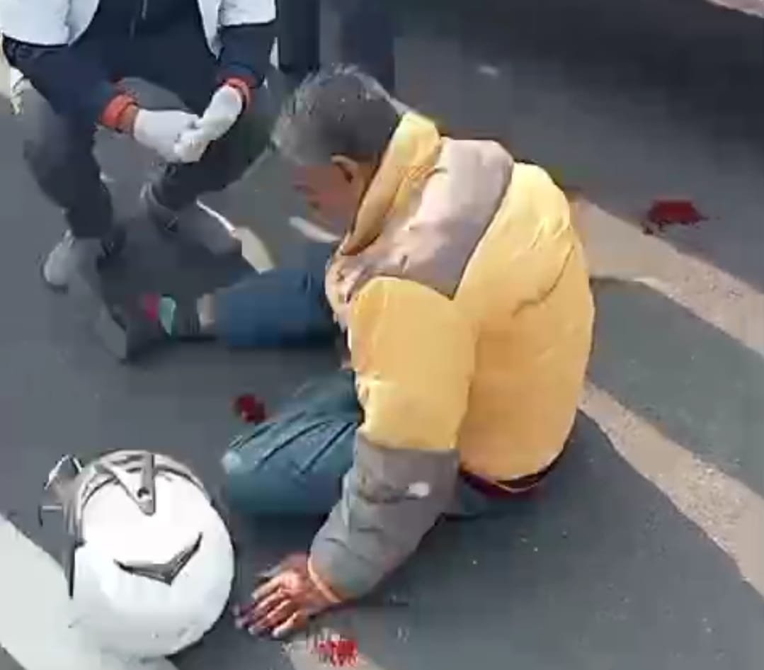 रायबरेली बाइक सवार अधेड़ गिरकर घायल पीआरवी पुलिस नें ईलाज के लिए सीएचसी में कराया भर्ती,,, 