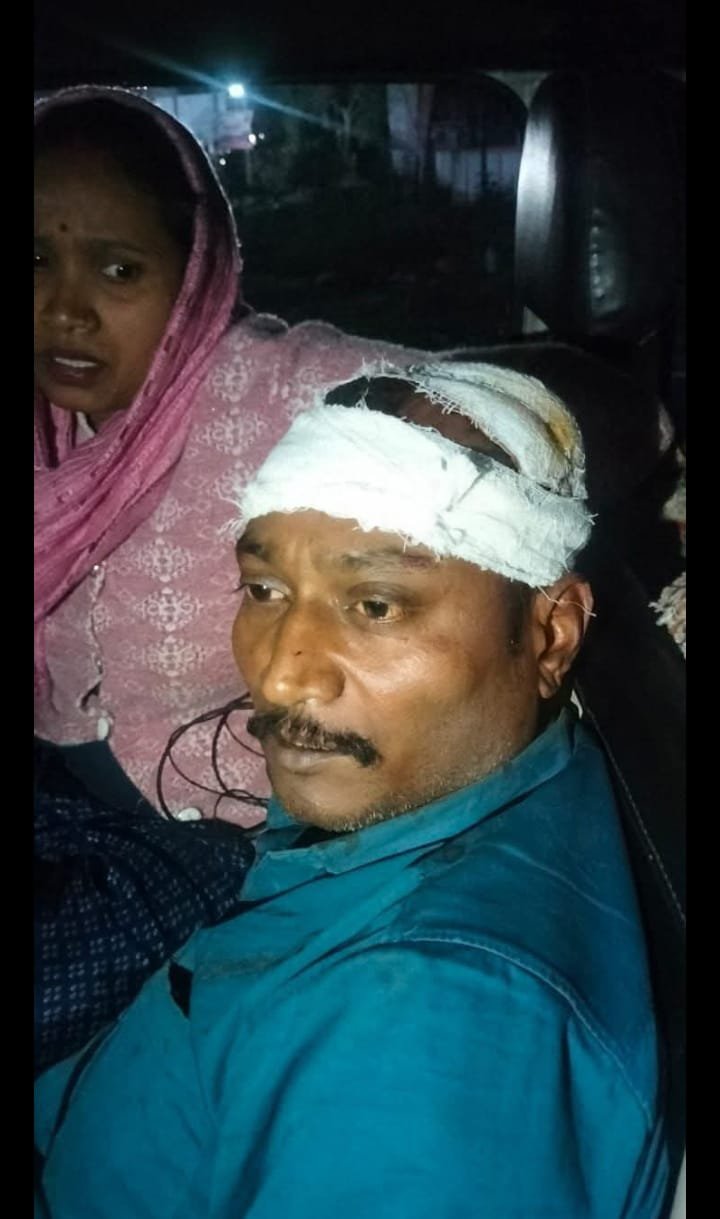 रायबरेली-राहगीर और कुत्ते को बचाने में अनियंत्रित हुई वैन, गुमटी से टकराई