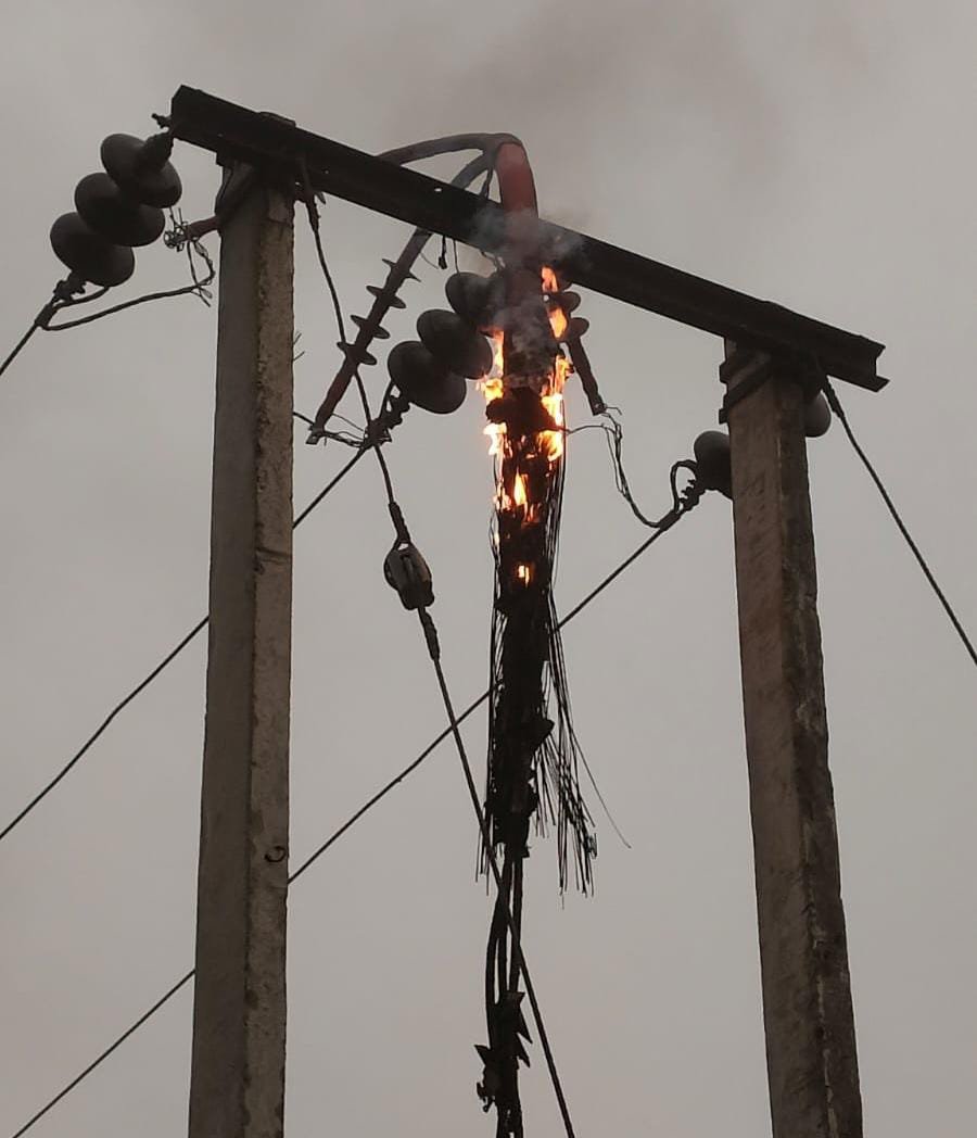 ऊंचाहार 33 केवीए की हाई वोल्टेज बिजली लाइन के केबल में अचानक लगी भीषण आग,,, 