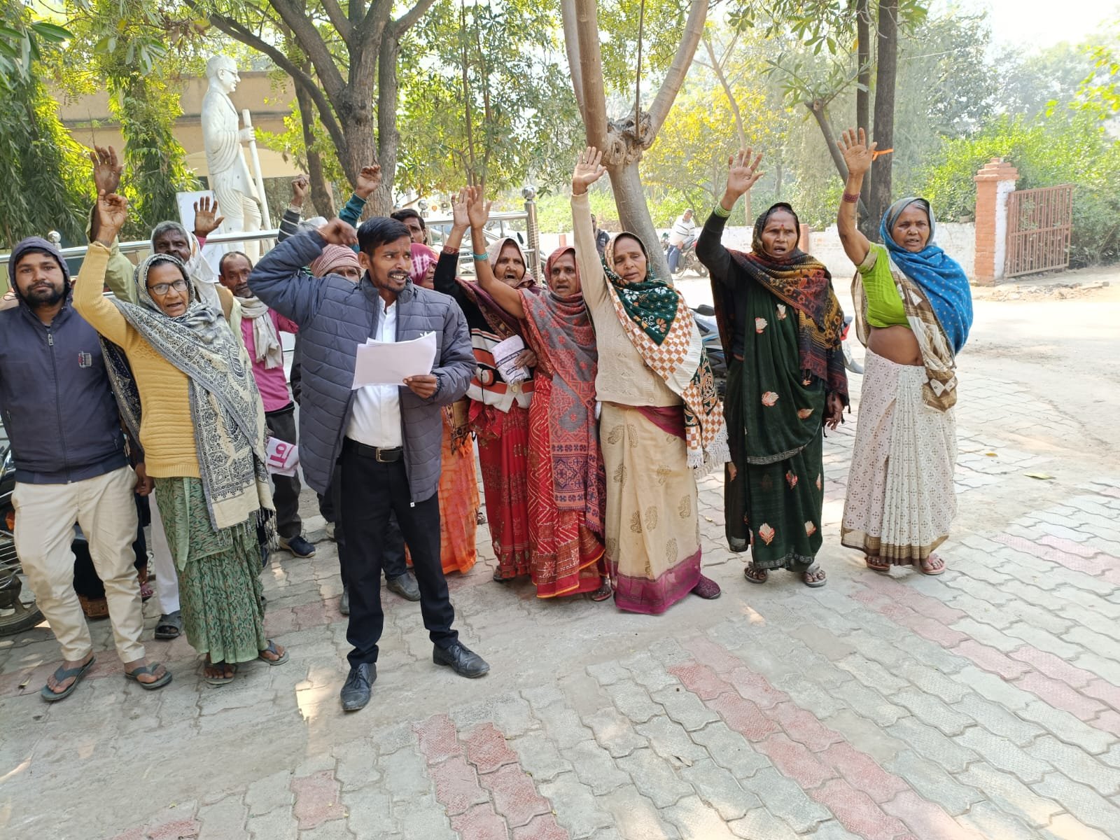 ऊंचाहार:भूमि पर जबरन कब्जे के विरुद्ध दलित परिवार का तहसील में प्रदर्शन दी आत्मदाह की धमकी,,, 