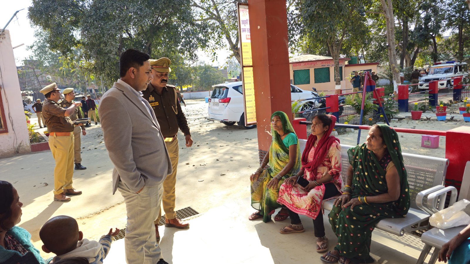 रायबरेली- अचानक पहुंचे नवागंतुक एसपी रवि कुमार जगतपुर थाने में पुलिस कर्मियों में मचा हड़कंप