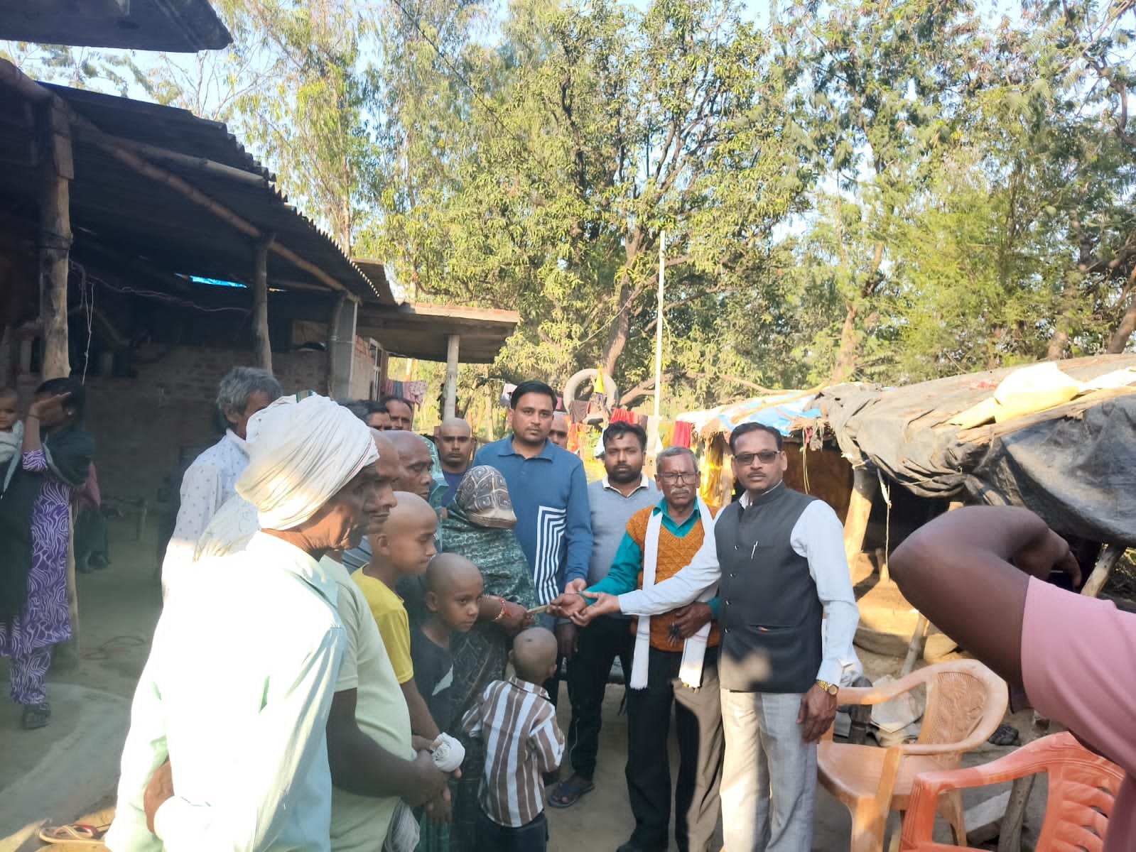 रायबरेली-ऊंचाहार:युवा मंच सेवा समिति ने दिवंगत लाइनमैन के परिवार को दी आर्थिक सहायता