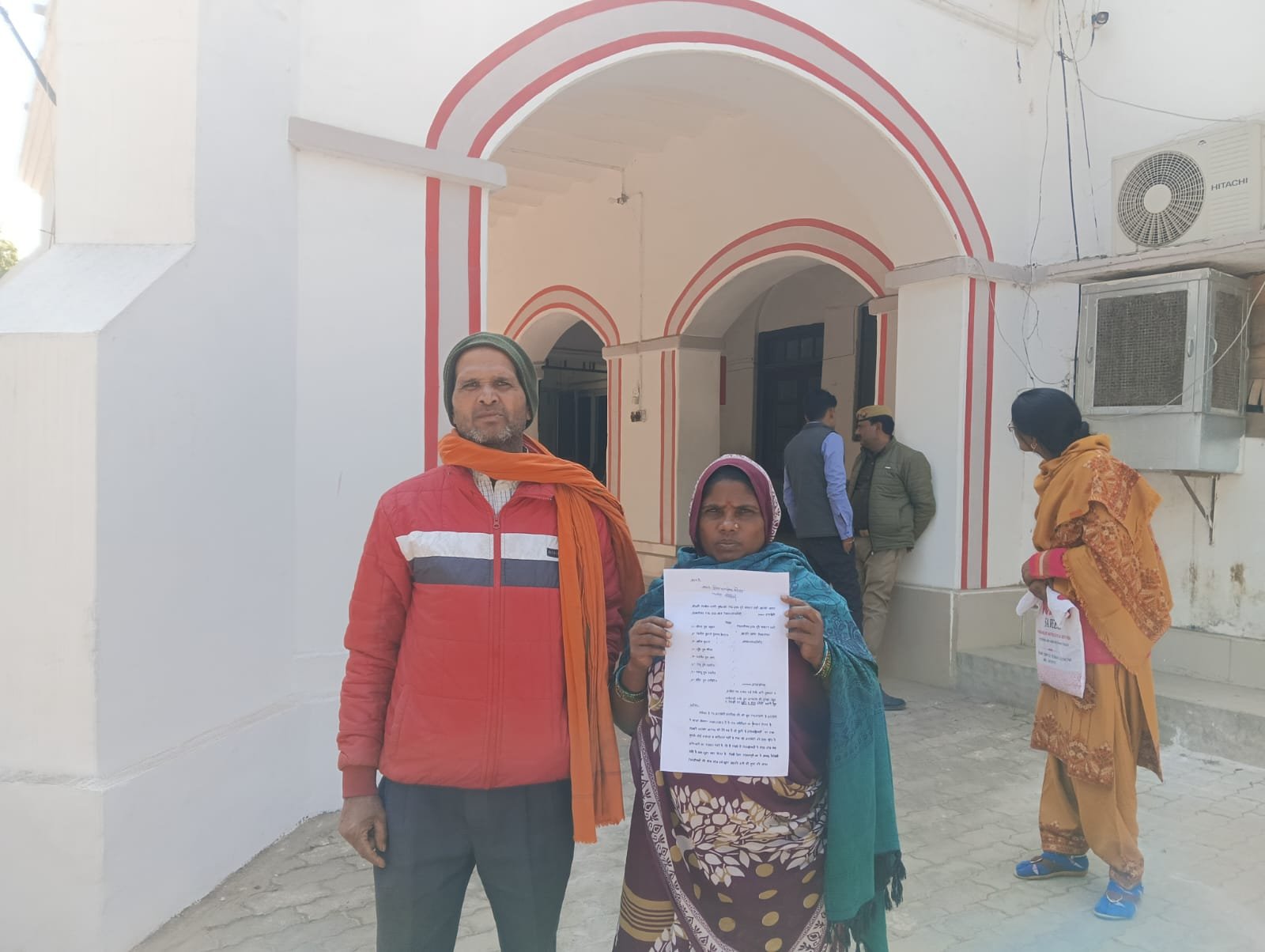 रायबरेली-बैनामा की जमीन पर दबंगों की दखलंदाजी, महिला ने जिला अधिकारी से लगाई न्याय की गुहार