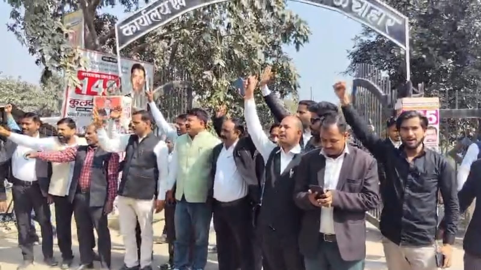 रायबरेली:अधिवक्ता की हत्या के विरोध में ऊंचाहार तहसील के वकीलों ने किया न्यायिक कार्य का बहिष्कार