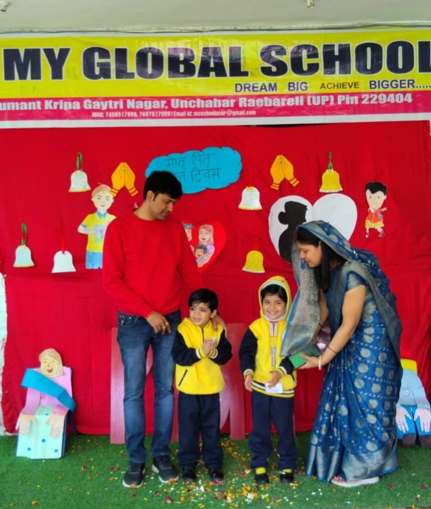 ऊंचाहार-माई छोटा स्कूल में बच्चों ने माता-पिता का पूजन कर पेश की संस्कारों की मिसाल,, 