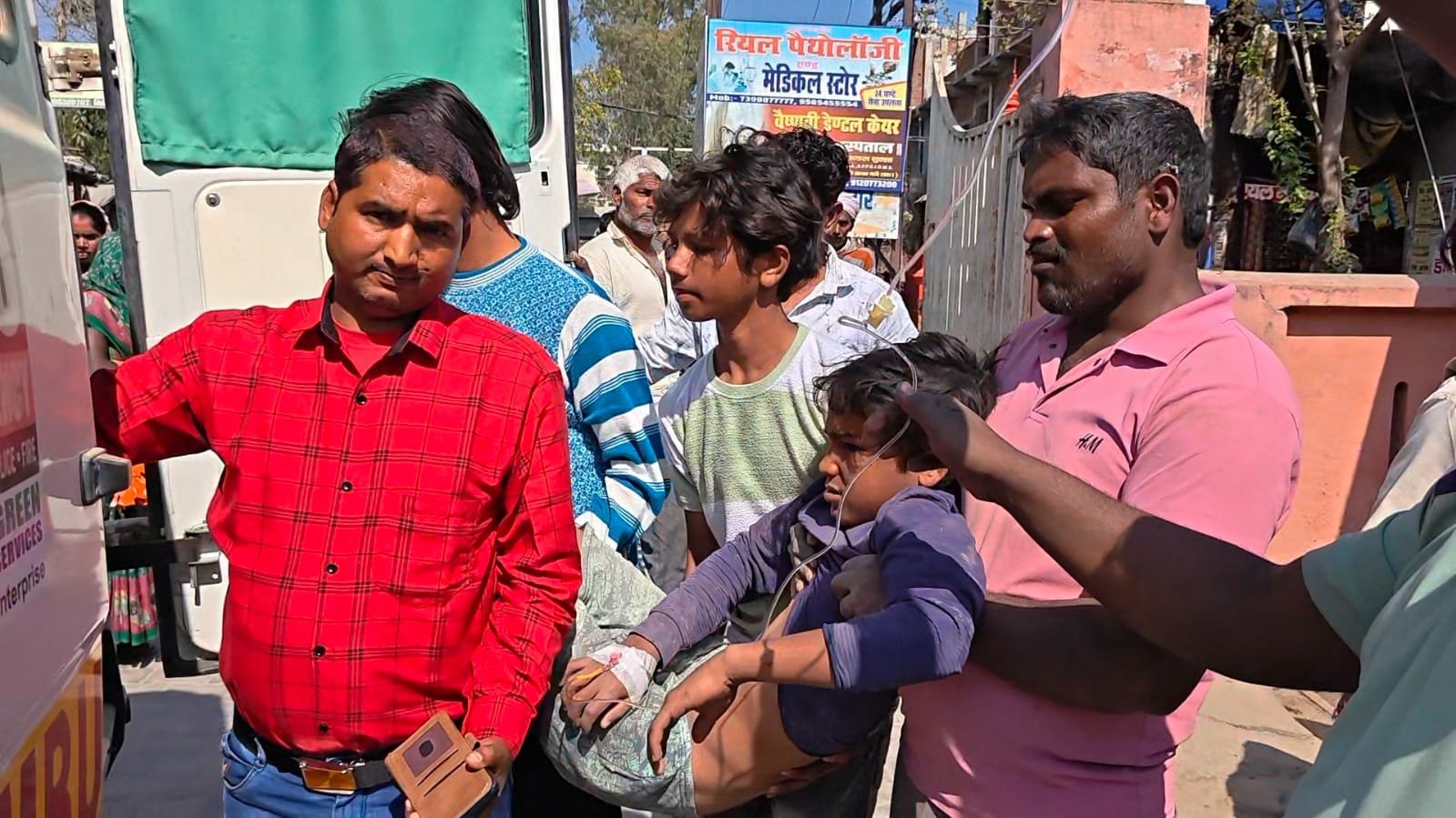 रायबरेली-टुल्लू पंप में उतर रही करंट में झुलसा किशोर, रेफर