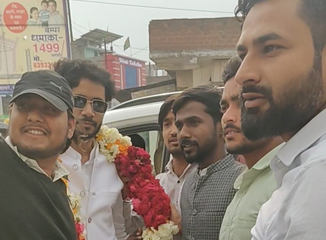 रायबरेली:विधायक डॉ. मनोज कुमार पाण्डेय के पुत्र प्रतीक राज पाण्डेय के जन्मदिन पर 51 किलो माला पहना हुआ भब्य स्वागत,,,,, 