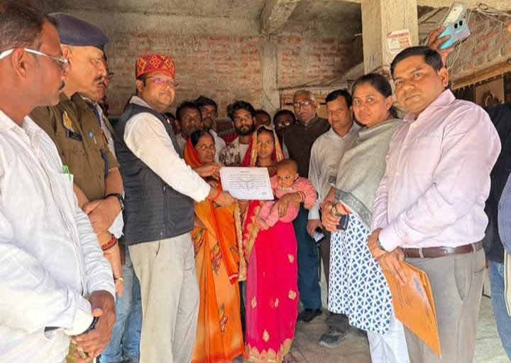 रायबरेली विधायक सलोन द्वारा मृतक के आश्रितों को उपलब्ध कराई गई आर्थिक सहायता