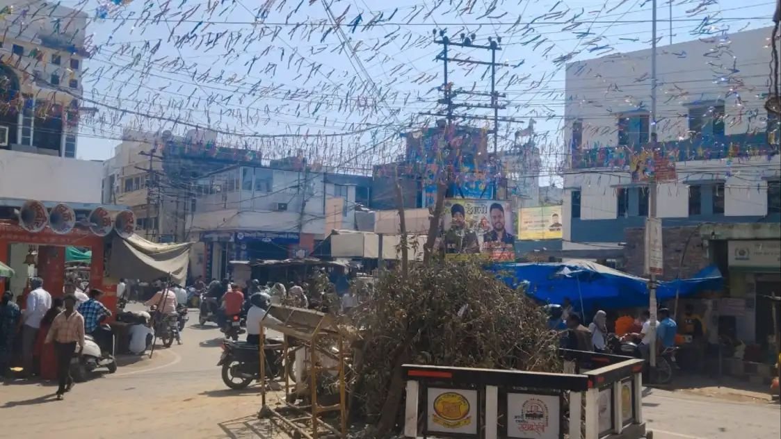 रायबरेली के घंटाघर में टैंकर से बरसेगा रंग, कपड़ा फाड़ होली की तैयारी पूरी