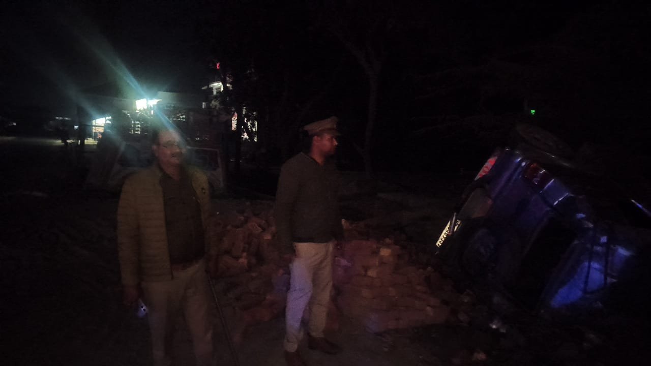 तेज रफ्तार होने के चलते अनियंत्रित होकर पलटी बोलेरो, दो घायल