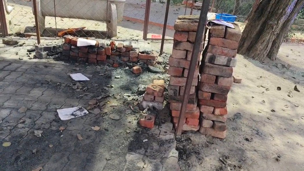 रायबरेली -इंदिरा नगर चौकी से चंद कदमो की दूरी पर दबंगों ने गुमटी में लगाई आग