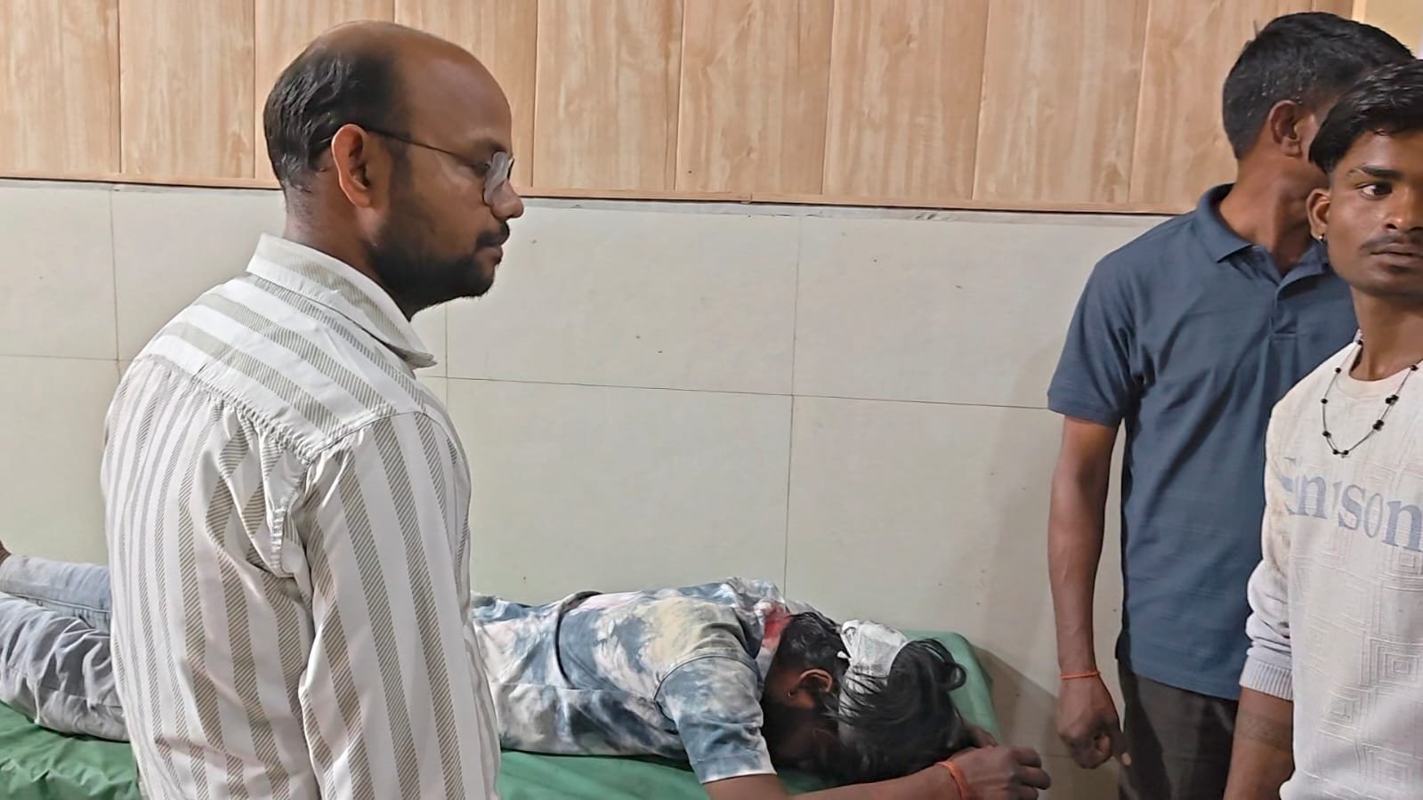 रायबरेली-तेज रफ्तार कार की टक्कर से बाइक सवार युवक घायल, हालत गंभीर