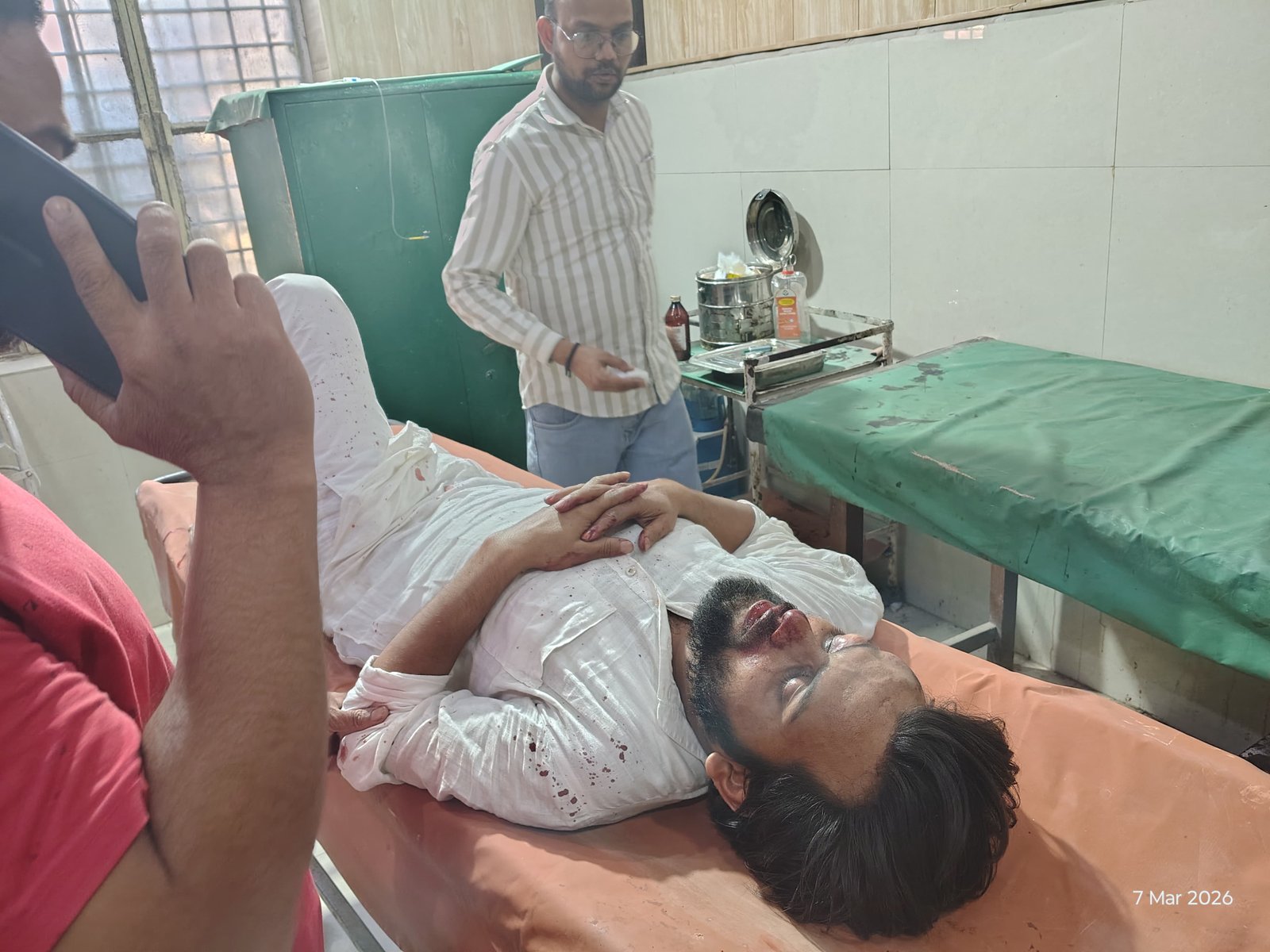 हाईवे मार्ग की पटरी पर जाने से तेज रफ्तार बाइक हुई अनियंत्रित, दो घायल