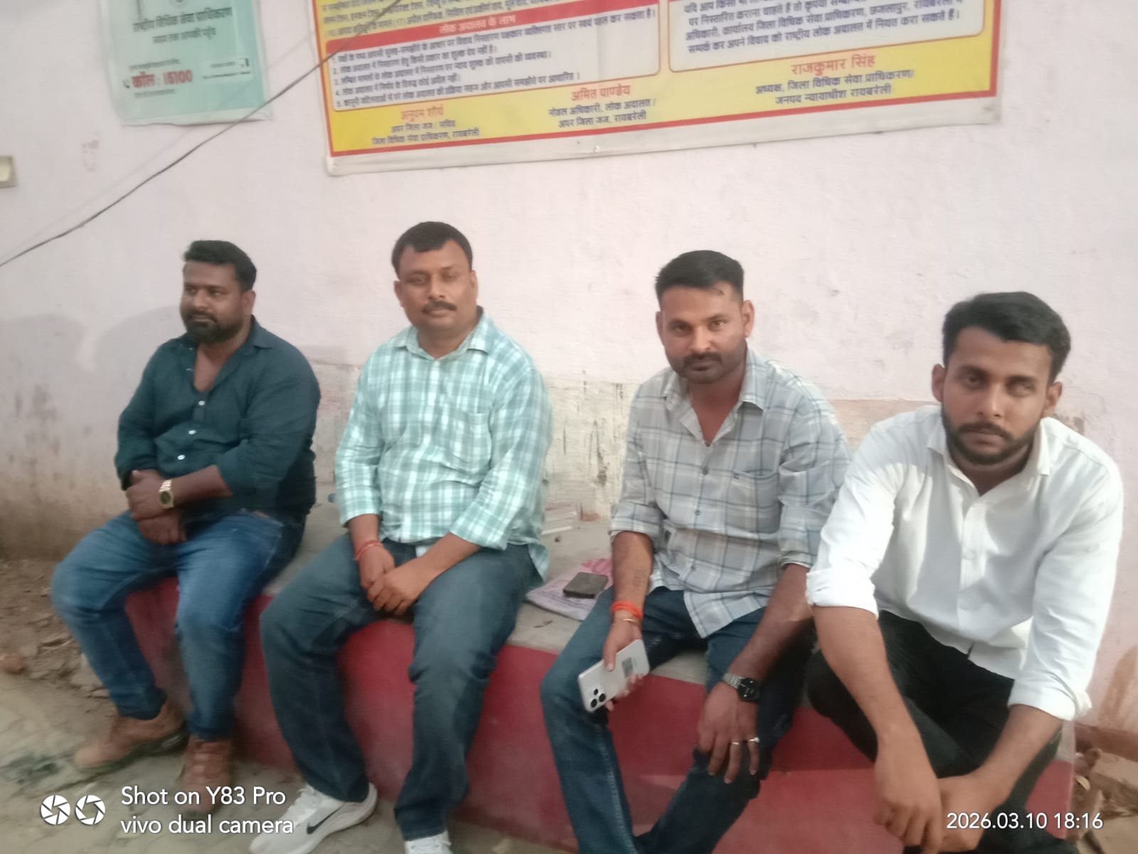 रायबरेली-न्याय न मिलने पर अमरण अनशन पर डलमऊ एसडीएम कार्यालय के बाहर बैठा पीड़ित