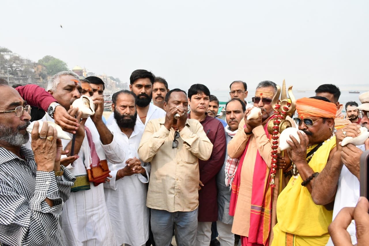 शंकराचार्य जी के गोप्रतिष्ठा धर्मयुद्ध शंखनाद के समर्थन में काशीवासी गौभक्तों ने किया शंखनाद