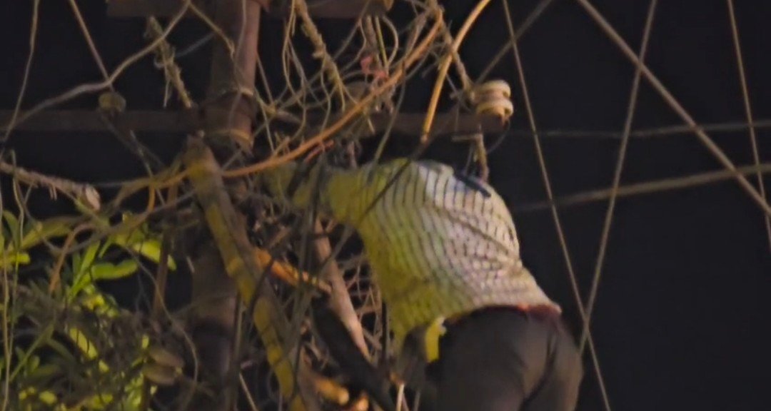 रायबरेली: जान हथेली में ऱखकर कार्य कर रहे बिजली कर्मचारी