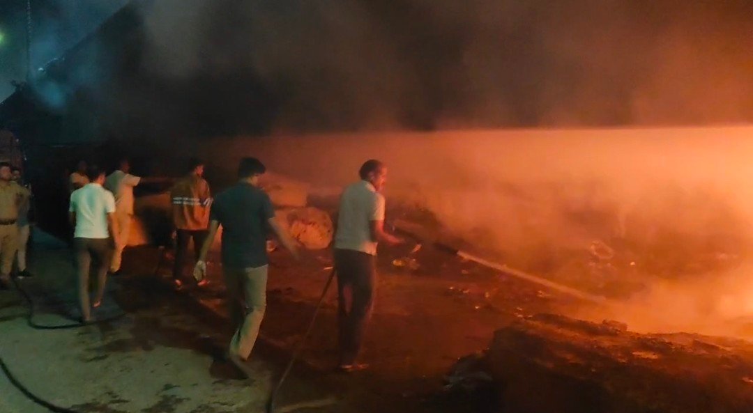 रायबरेली:कबाड़ की दुकान में लगी भीषण आग,आग का गुब्बार देख लोगो के उड़े होश