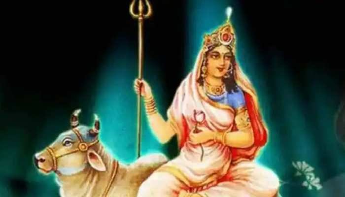 नवरात्रि के पहले दिन इस शुभ मुहूर्त में करें घटस्थापना, मां शैलपुत्री को चढ़ा दें बस ये एक चीज, मिट जाएंगे सारे कलेश