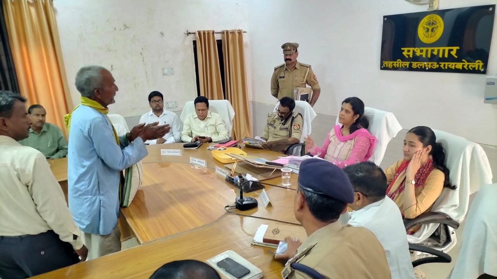 Raibareli-डीएम ने संपूर्ण समाधान दिवस में लोगों की समस्याओं को सुना, निस्तारण के दिये निर्देश