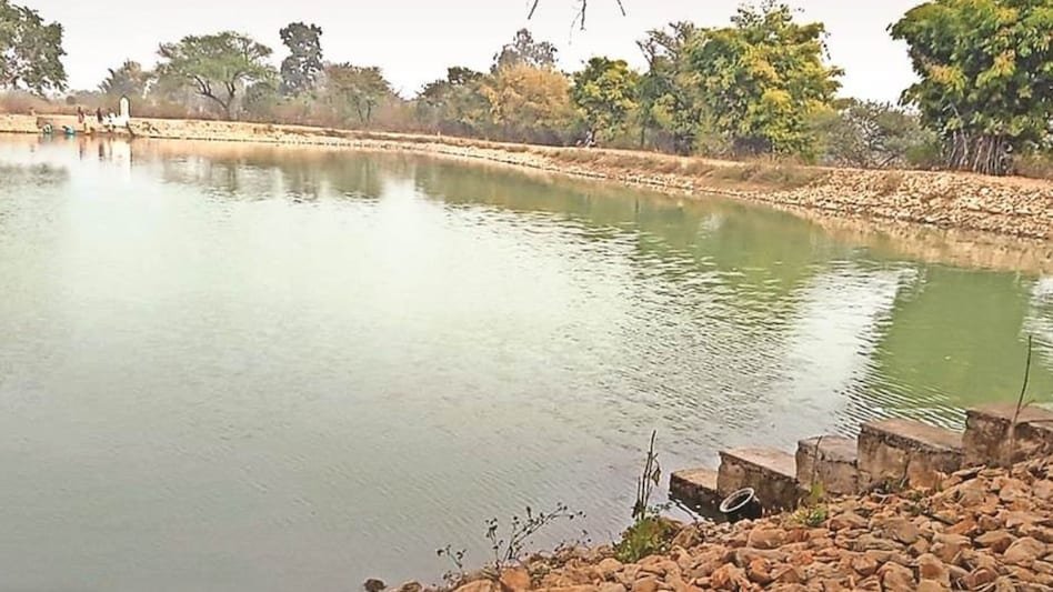 रायबरेली में डीएम के निर्देशन में अमृत सरोवर व तालाबों में भरा जा रहा पानी