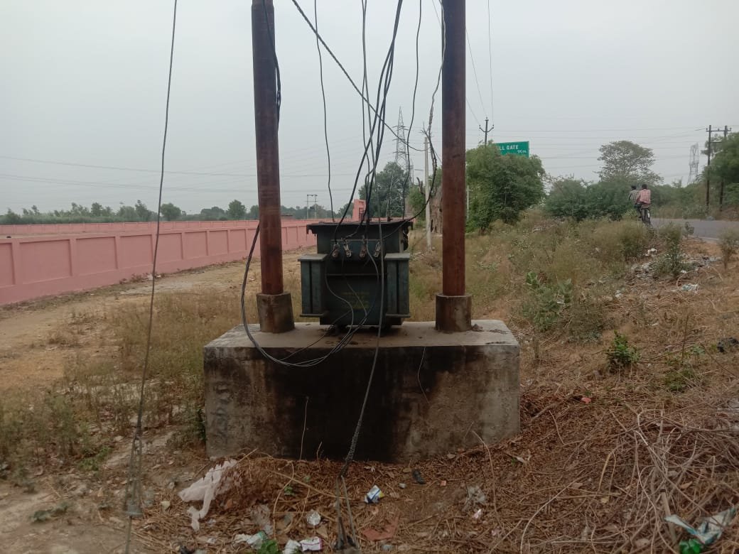 Raibareli-हादसे को आमंत्रण दे रहा खुले में रखा बिना सेफ्टी गार्ड ट्रांसफार्मर*