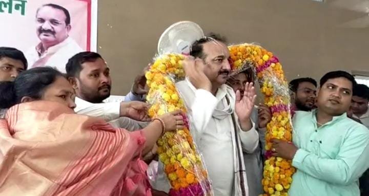 Raibareli- ब्लाक आने वाले हर पंचायत प्रतिनिधि को सचिव व बीडीओ सम्मान दे, दिनेश प्रताप सिंह 