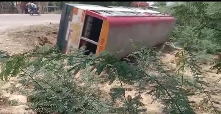Raibareli-*बाइक सवार को बचाने के चक्कर में अनियंत्रित रोडवेज बस पलटी,6 यात्री घायल