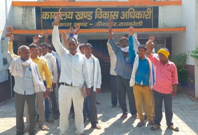 Raibareli-- सफाई कर्मचारी संघ के  अगुवाई में दर्जनों सफाईकर्मियों ने एडीओ को पंचायत ज्ञापन सौंपा