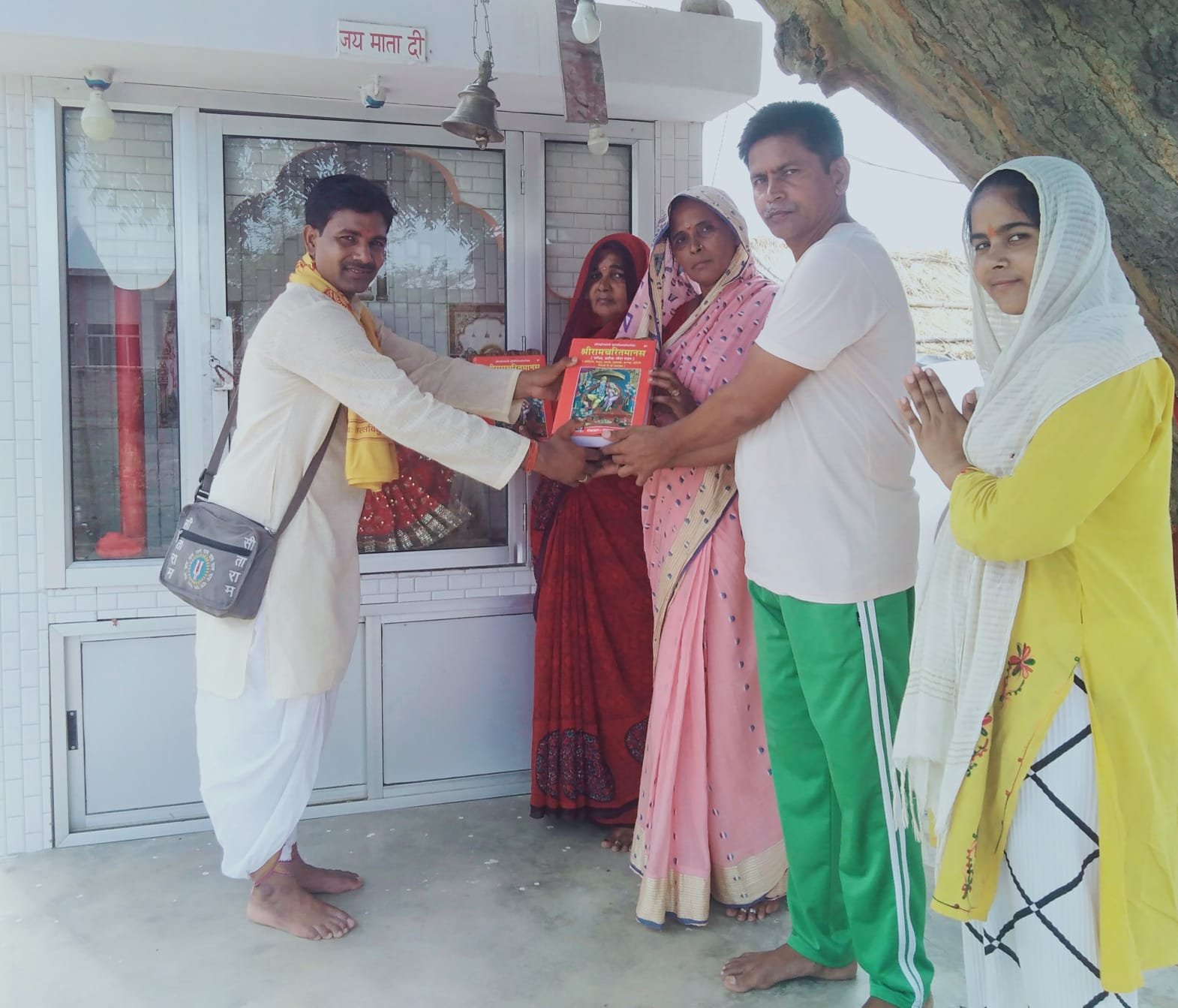 Raibareli-श्री रामचरितमानस ग्रन्थ को भेंट करते हुए समाजसेवी आशीष शुक्ल