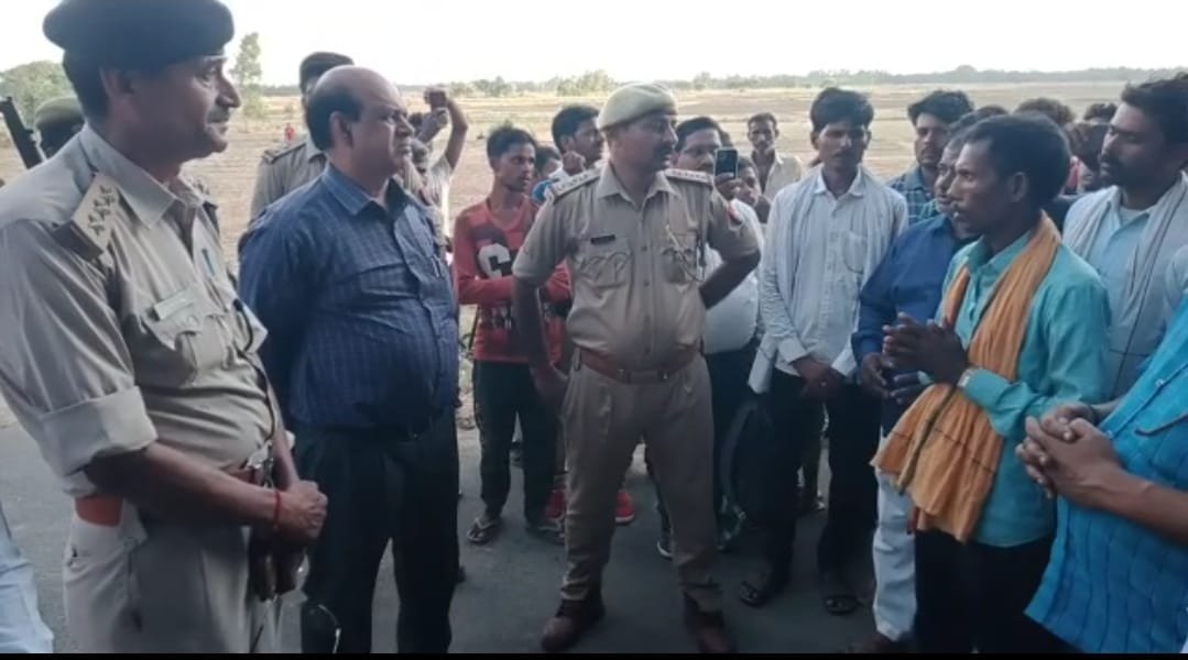 Raibareli-मेंथा आयल पीकर मरे व्यक्ति का शव रखकर ग्रामीणों ने किया प्रदर्शन