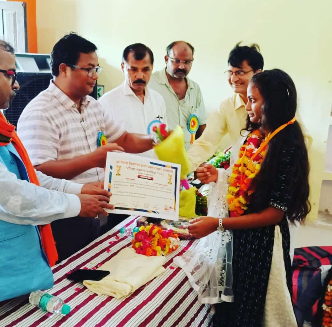 Raibareli-प्रथम स्थान पाने वाले छात्रों को प्रबंधक ने किया सम्मानित।*