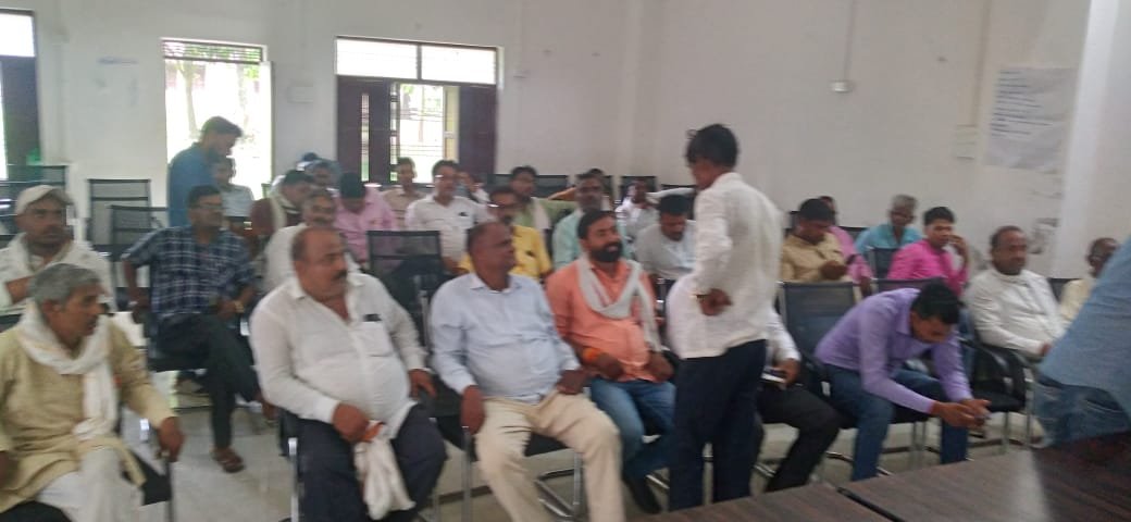 Raibareli-विकास खंड सभागार में प्रधानों ने की बैठक*