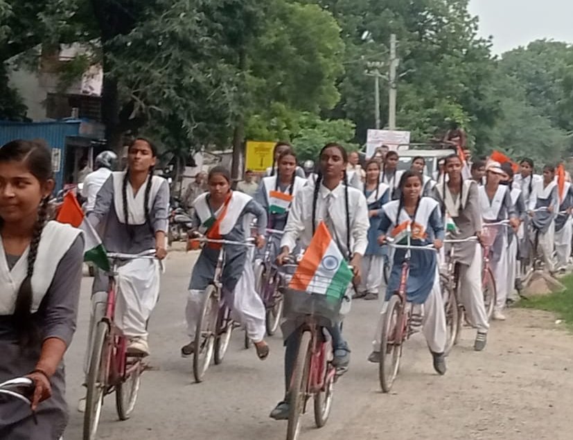 Raibareli-चंद्रशेखर मेमोरियल पब्लिक इंटर कालेज लालगंज द्वारा निकाली गई साइकिल तिरंगा यात्रा*