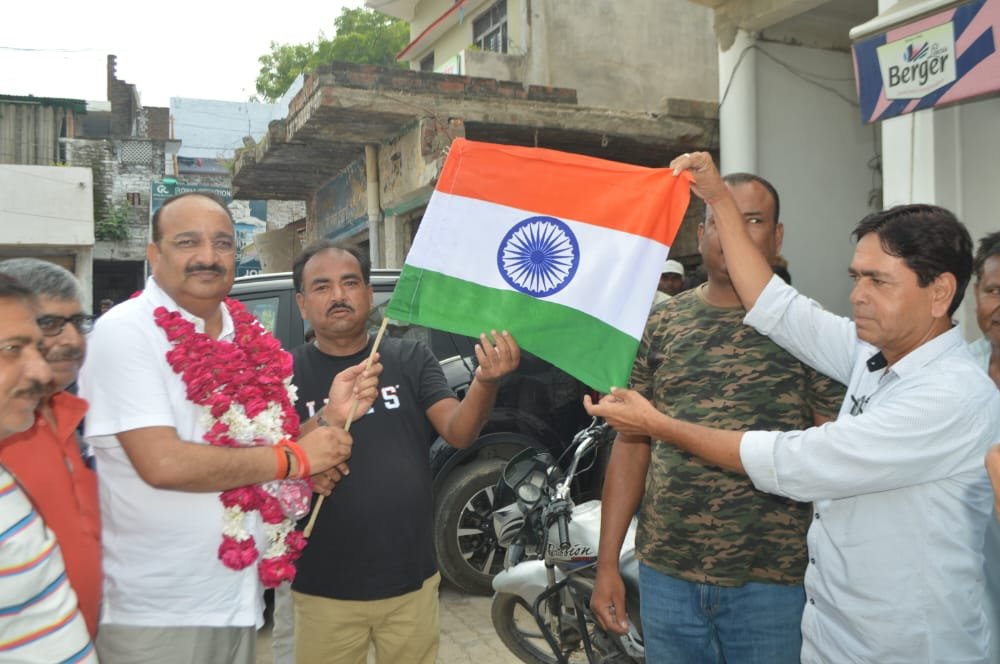 Raibareli-मंत्री ने हर घर तिरंगा अभियान के तहत लोगों को किया तिरंगा वितरित