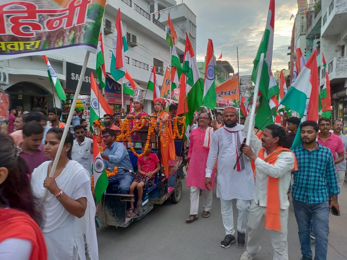 Raibareli-विश्व हिंदू परिषद बजरंग दल द्वारा विभिन्न मार्गों से निकाली गई भव्य तिरंगा यात्रा