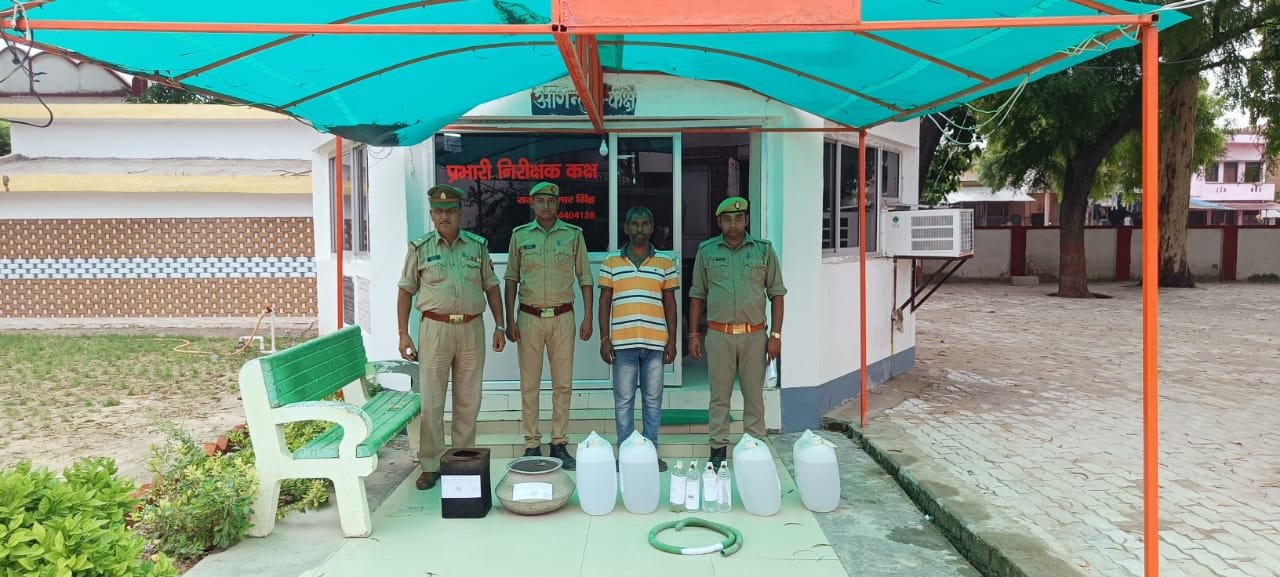 Raibareli-80 लीटर अवैध कच्ची शराब व शराब बनाने के उपकरणों के साथ एक अभियुक्त गिरफ्तार*