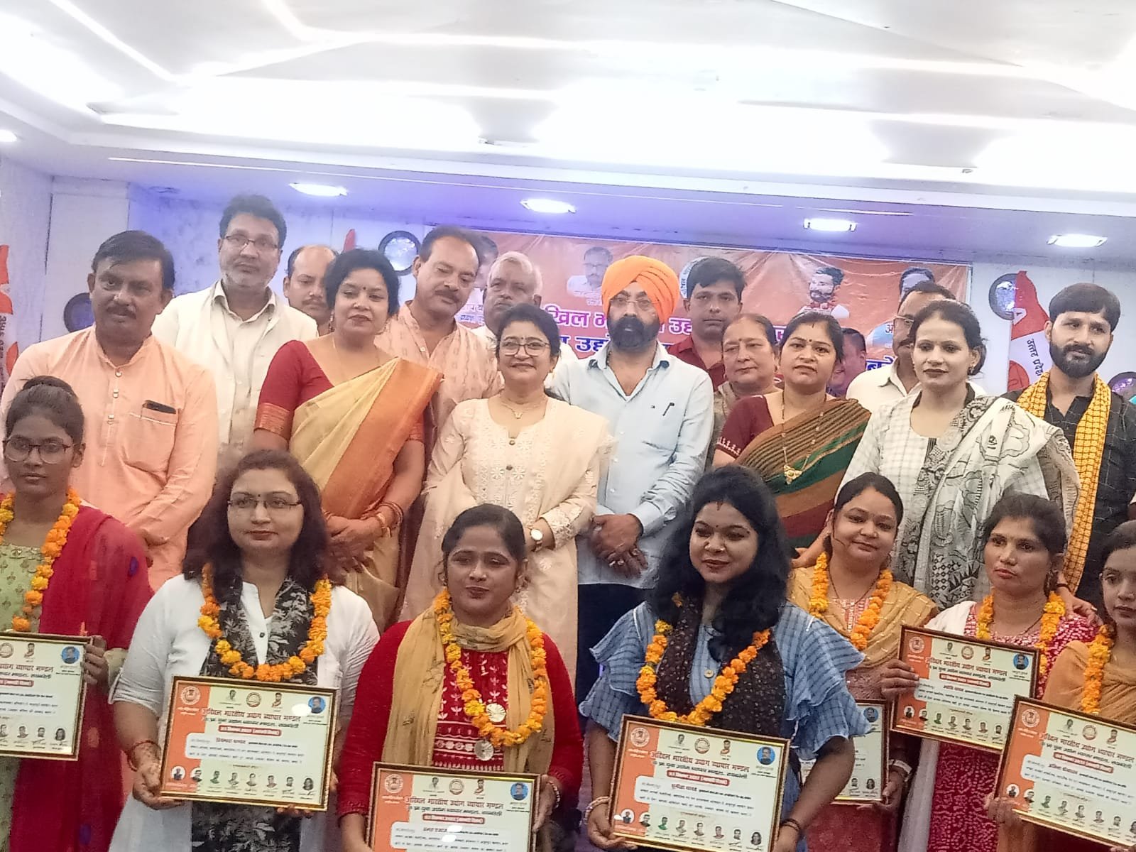 रायबरेली-व्यापारी दिवस पर समाजसेवियों का हुआ सम्मान