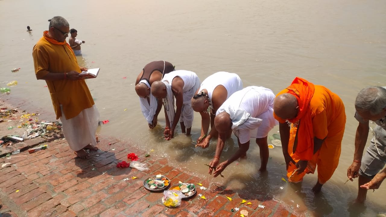 रायबरेली-गंगा घाट पर हजारों श्रद्धालुओं ने पितरों को तर्पण व पिंडदान किया,,,,,