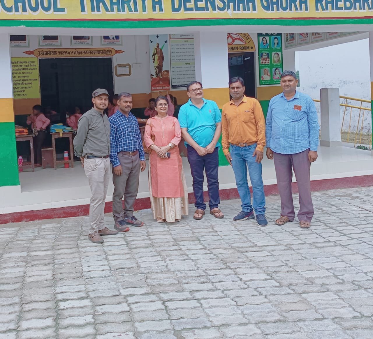 Raibareli-प्रसिद्ध नेत्र चिकित्सक ने किया परिषदीय विद्यालय का भ्रमण