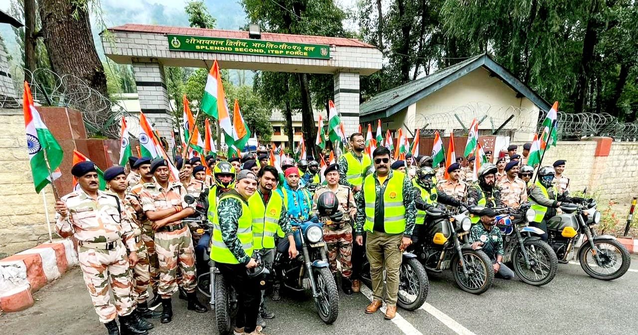 हिमाचल के दुर्गम स्थानों तक बाइक से तिरंगा फहरा आजाद ने रचा इतिहास* 