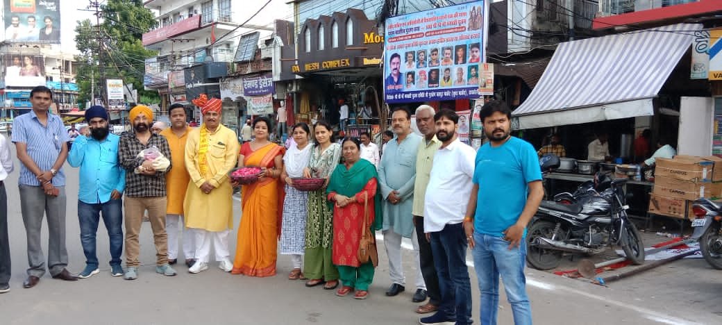 Raibareli-शोभायात्रा पर व्यापारियों ने की पुष्प वर्षों