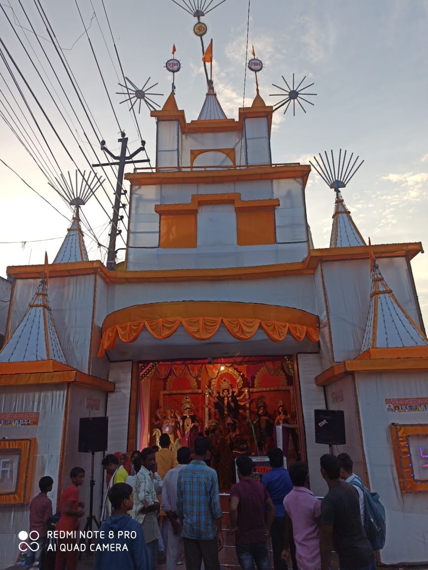 Raibareli-विधि विधान व पूजा अर्चना के साथ दुर्गा पंडालों में सजा मां दुर्गा का दरबार।