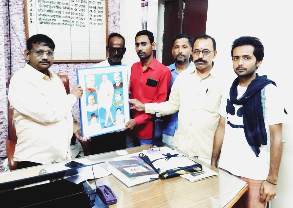 Raibareli-उधोग व्यापार मंडल हलोर इकाई ने उपजिलाधिकारी को किया सम्मानित*